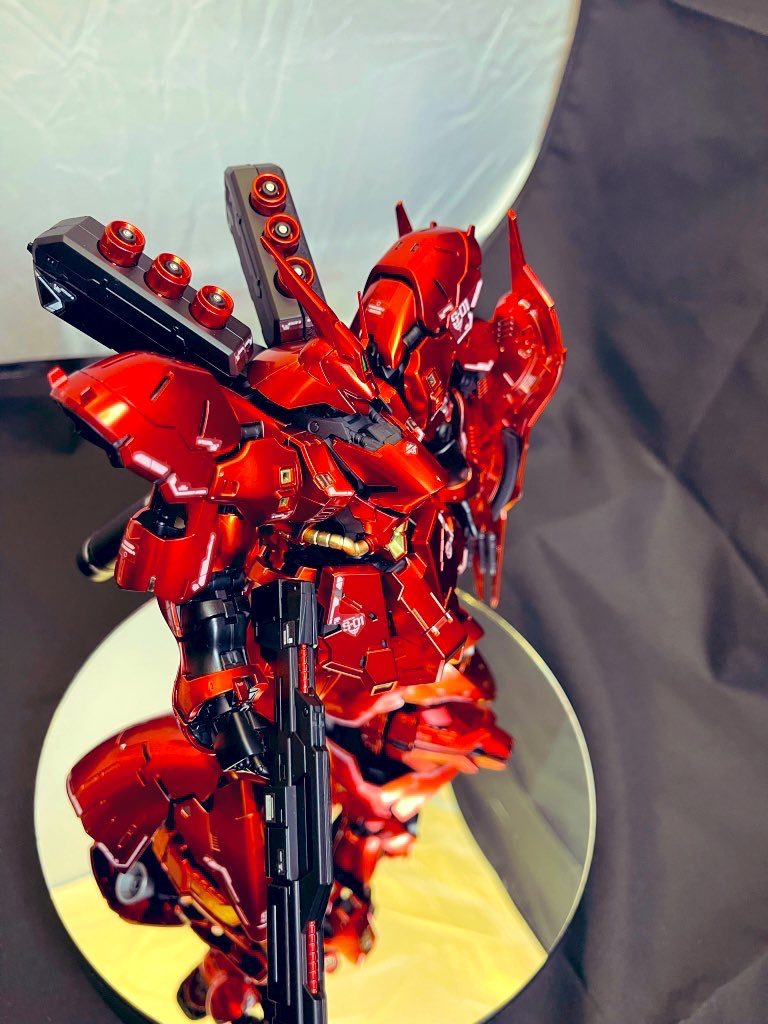 動力パイプや内部メカの成形色部分はゴールド、バーニア類はシルバーに塗装してます