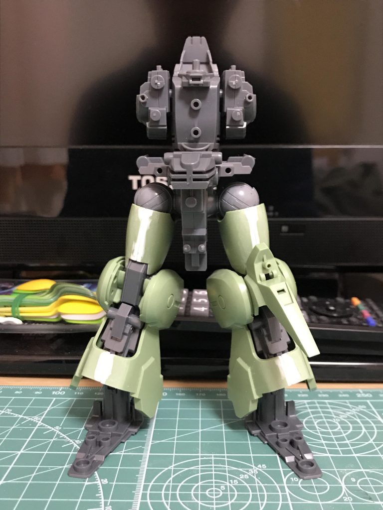 キットのままでは脚が細い印象があったので、プラ板とパテを使って太ももと脚を太増し改造してます。