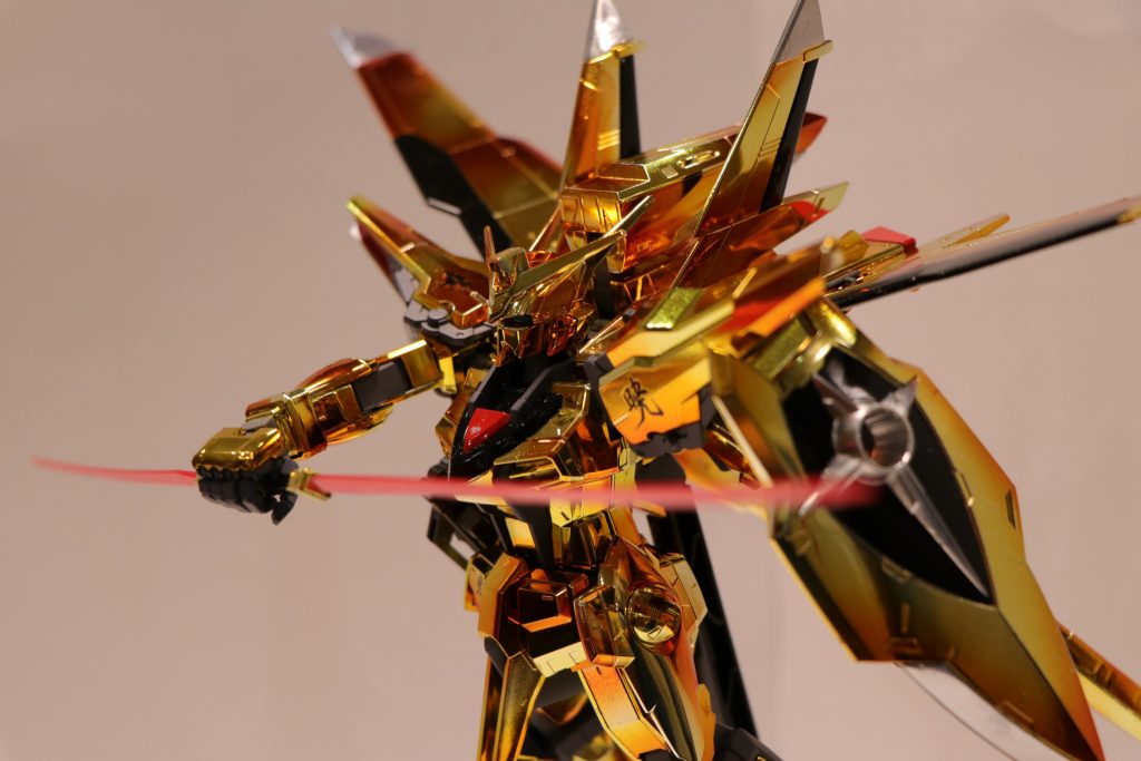 一度クリアーイエローを剥がして銀のアカツキにしてから全塗装しました。定番ですが白い部分はメッキシルバーに塗装しています。プレミアムミラークロームを上手く塗れなかったです…(^_^;)磨いてなんとか誤魔化しました。