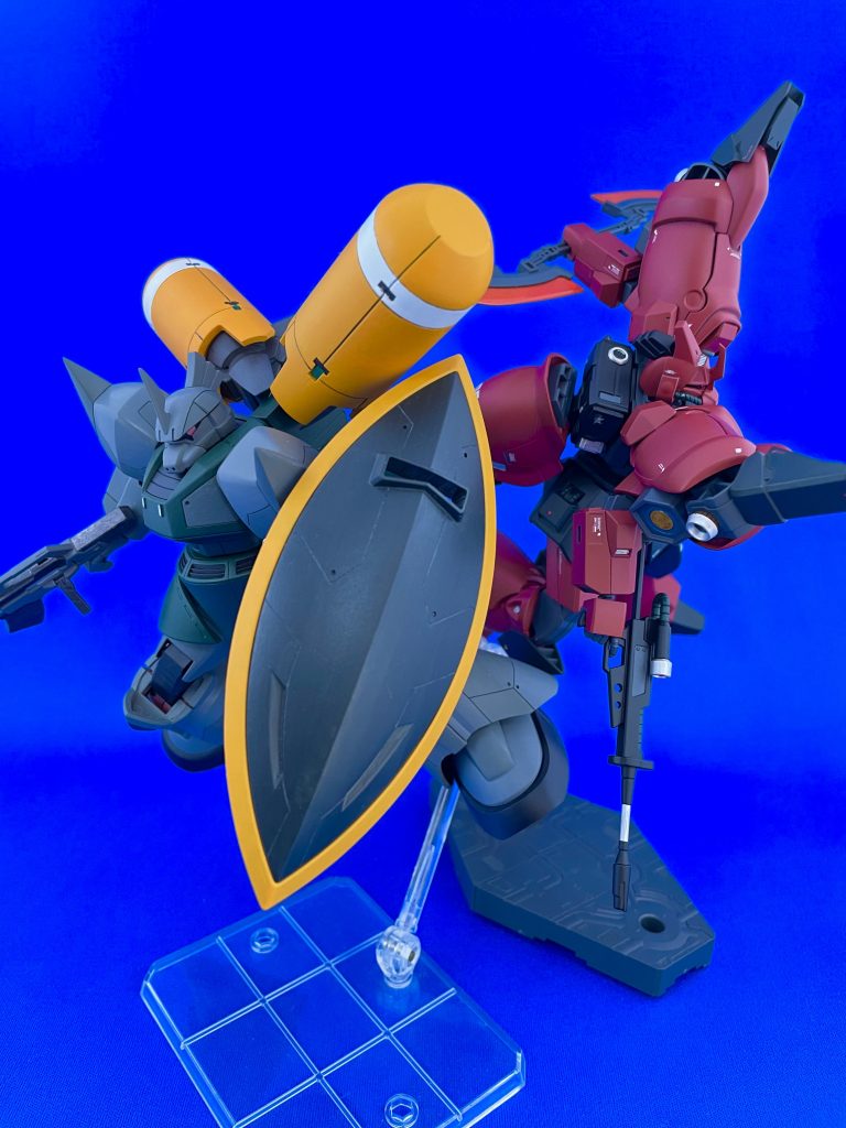 以前作ったゲルググと並べて一枚こうしてみるとキットのスタイル差がわかりやすいですねガルバルディさん小顔ー