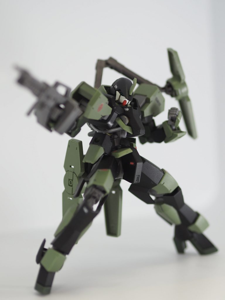 顔はEGガンダムから移植しました。当初は、グレイズ のギミックを利用して、顔がパカって開くとガンダムフェイスが見える作りにしようとしましたが、収まらなかったので諦めました(泣)