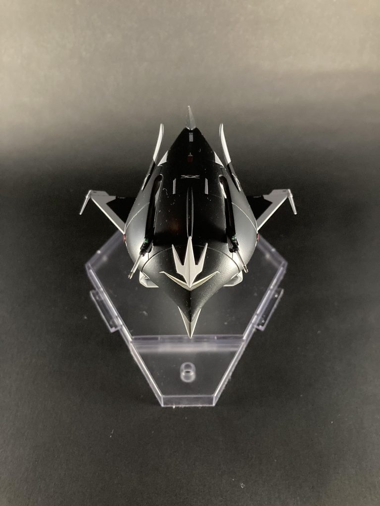 正面の特徴的な飾りはプラ板で改めて作成。羽根の先端にも飾りを付けました。