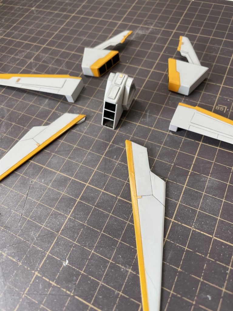 組み立て前！ここからの取り付けが意外と大変でした。バイスなど挟むものが無いので、角度決めてボンド固まるまで手で持って固定してます。