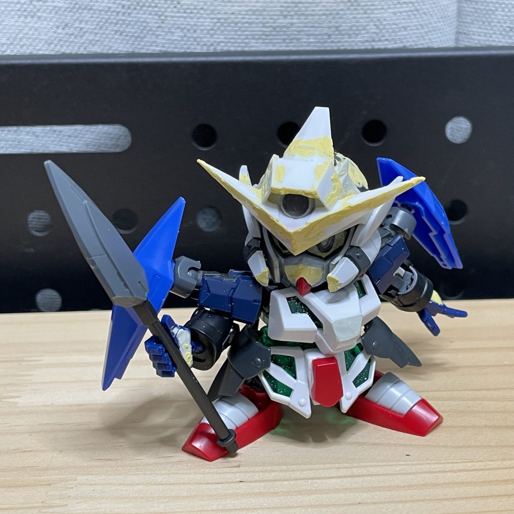 両肩のGNシールドはあまりこだわらずにプレーンな感じにしました。