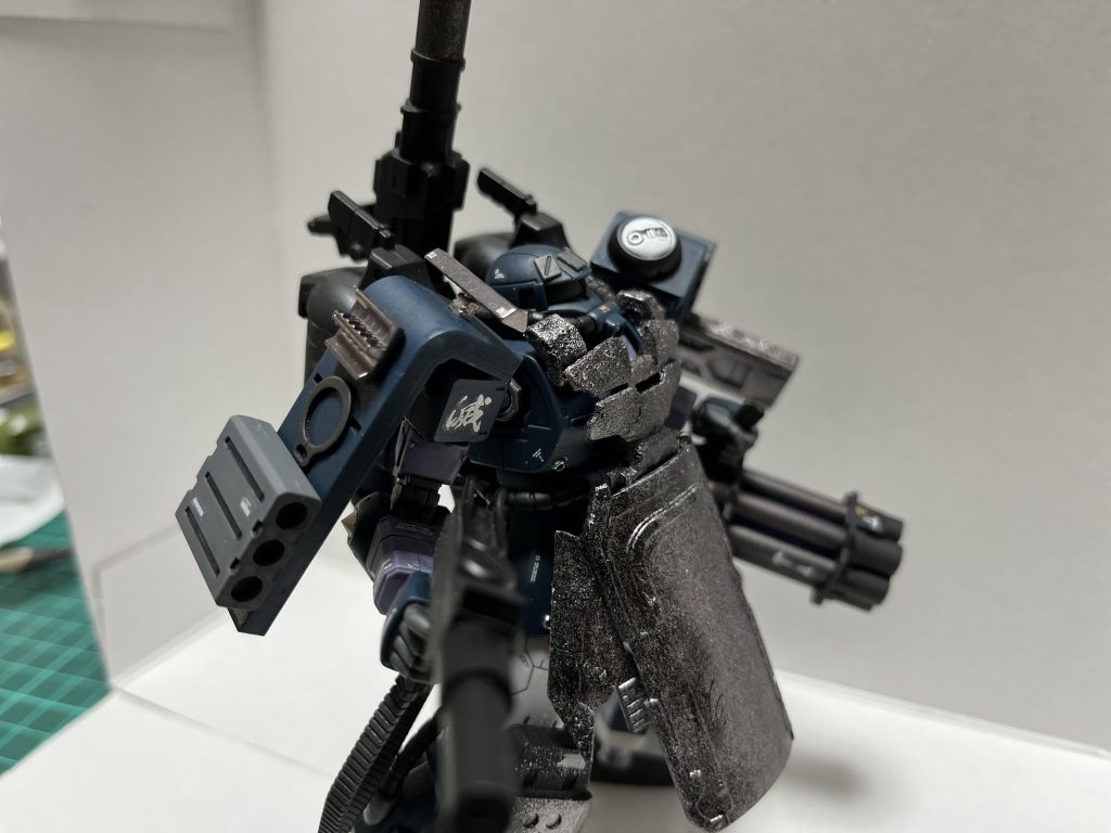 遠距離ということで索敵は重要と思いレーダー系のパーツをたくさんつけましたが、なんかとってつけた感が満載になってしまいました。どうか暖かい目で見てやってください。頭部はアップリケアーマーというものを知ったので、コトブキヤのパーツで表現してみました。