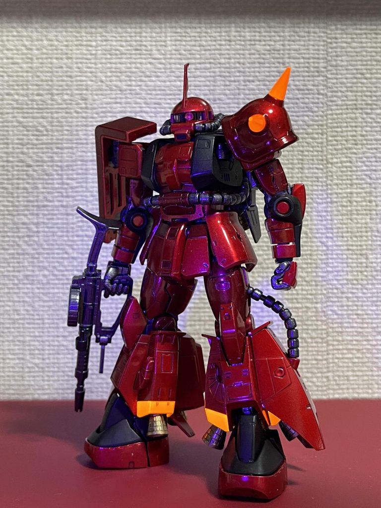 肩のツノとスネのスラスターカバーを蛍光オレンジで、モノアイを蛍光レッドで塗装最近流行りの蛍光塗料にブラックライトでビコーンを目指しましたが、そんなにビコーンしてないですね