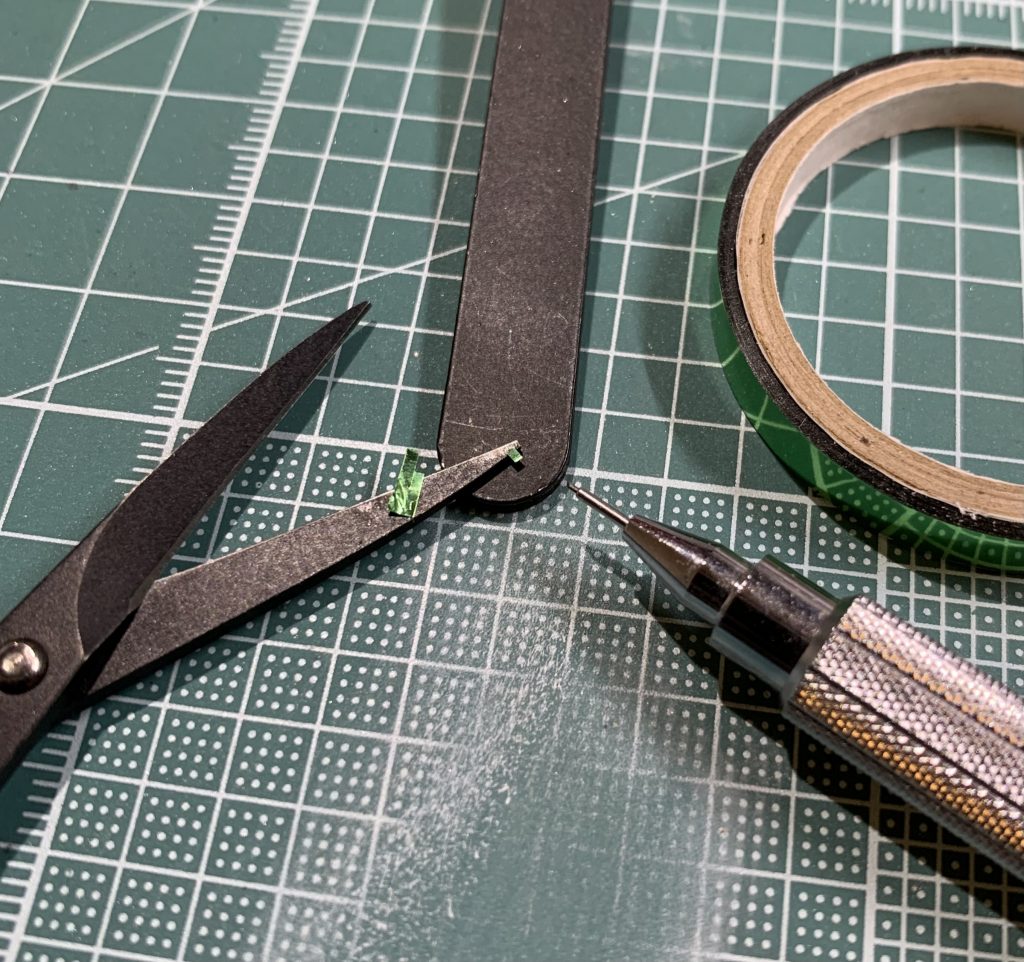 娘の高校合格記念に目を入れることに(ダルマかw)。いつものようにラピーテープにUVレジンで作りましたが・・・小さいw