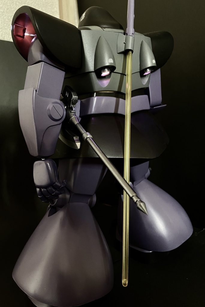 ヒートサーベルは透明プラ棒+UVレジン成形。ヒートホークはHGザクII黒い三連星Ver.から拝借し、グリップを太くしました。