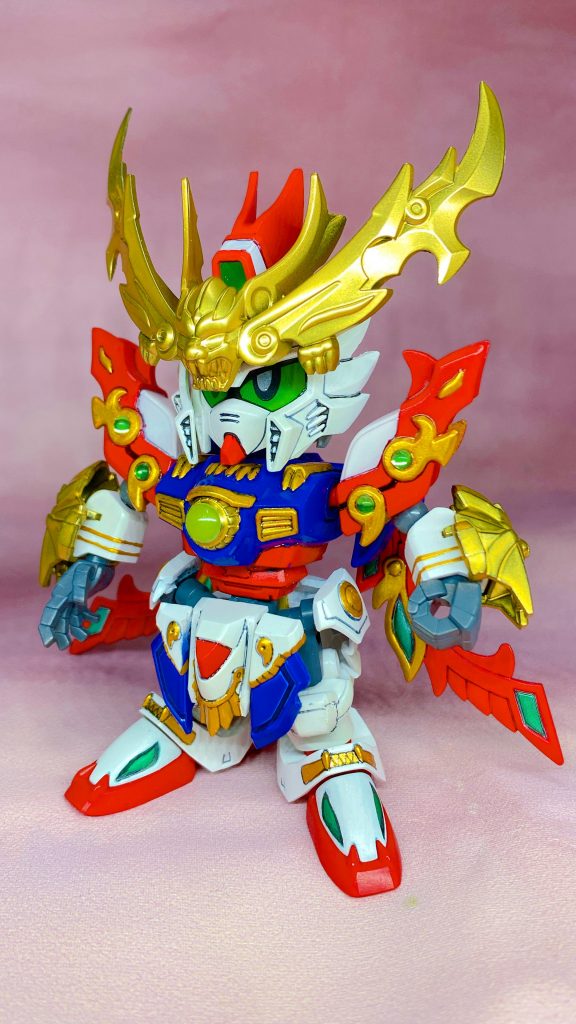 張飛ゴッドからは脚部と胴体腹部と腰を拝借してるのと腕と肩の接続にコトブキヤの球体ジョイントを使用、フロントアーマーは可動できるように分割、サイドアーマー部も切り離し総傑伝の脚部に付けれるようにポリキャップを加工してポリキャップも付けれる接着剤を使ってます。それ以外はキットのままで、あとは肩に携帯電話用のジュエルアクセサリーと胸のマルチプライヤーは100均のシールを貼っています。