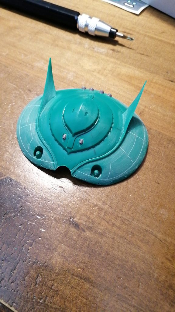 「スケール感」がコンセプトなのでなるべく細い線を！というわけで0.1mmでスジボリしていきます。0.1mmは歯ブラシでゴシゴシしても削りカスが出ていってくれないので掘り進めるのに時間がかかりますね。