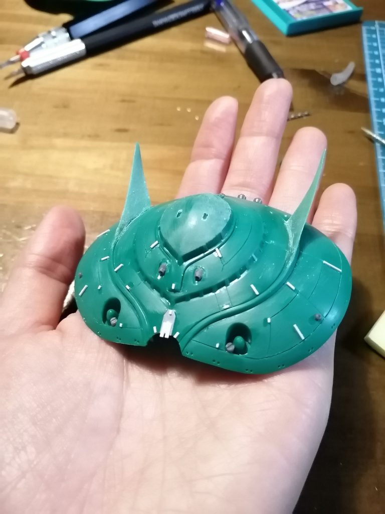 プラ棒をペタペタ。イメージはあるもののこれかっこよくなるんだろうかと諸々不安w