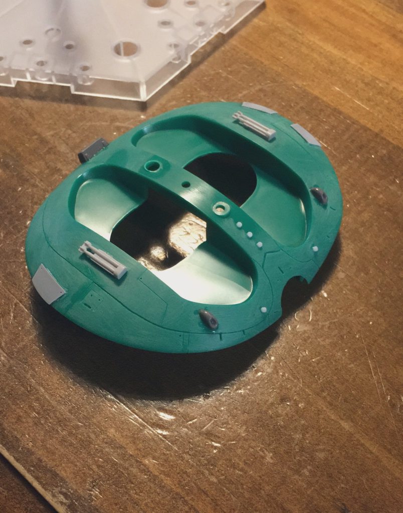 お腹側もディティールアップ。この足の付根の平らな部分がすごく気になりまして。ディティールアップするか、どうせ見えないから放置するか。ここで1ヶ月半くらい手が止まりました。