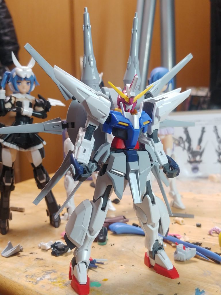 大体ここからダブルオーにレジェンドのパーツを移植して文脈を合わせていった感じ。下半身の盛りが少ないのが心残り。