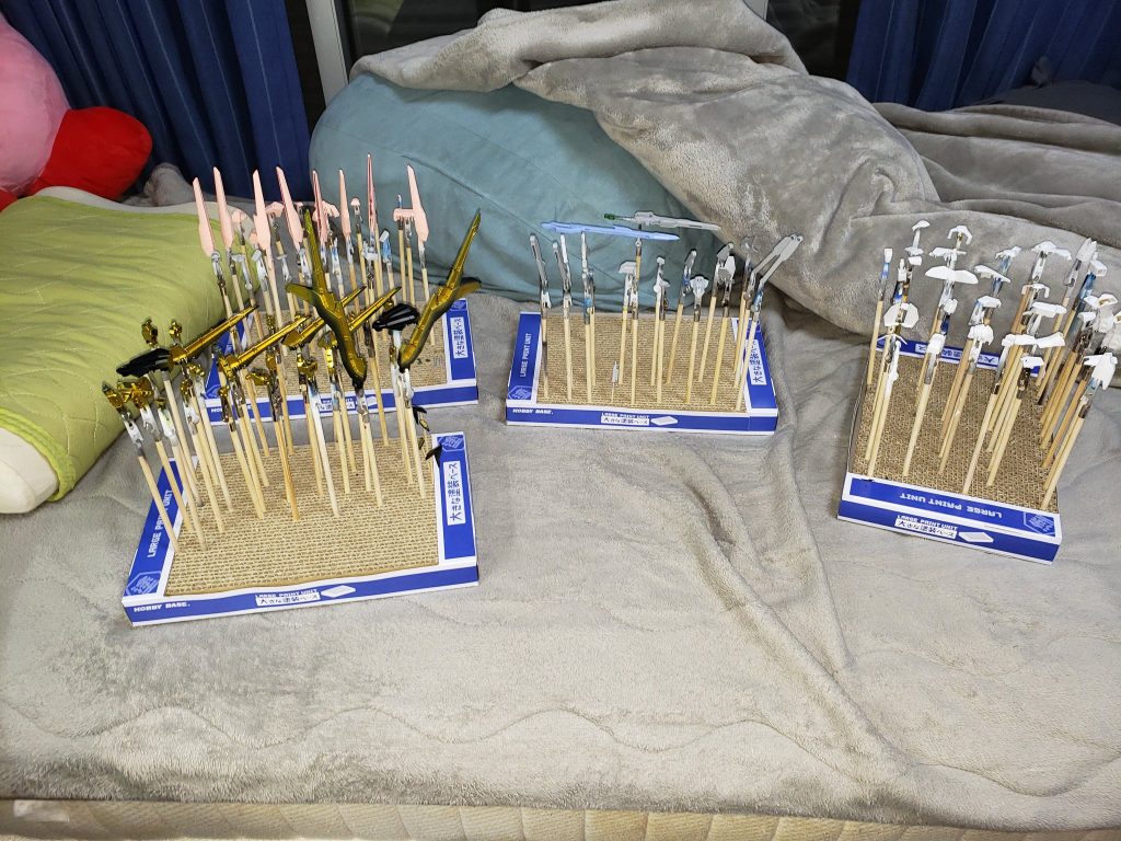 いざ塗装開始。ゴールドで塗る部分はサフ吹きなしでやりました。この写真だと右半分はサフ吹き塗装すら終わってないです。個人的に1番嫌だったドラグーンを射出する基部の塗装。あとからちまちまマスキングするつもりでしたが....