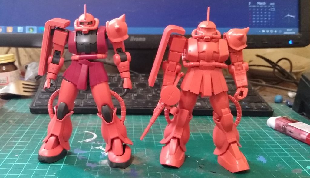 素組み状態でFGザクと比較。脚が長すぎな気がしたので股関節位置を上方へ移動させました。胸部がだいぶスリムな印象ですが、実測でFGザク比2㎜以下でしたのでこれはいじりませんでした。ちなみにパネルラインなどのディテールはFGより少なくすっきりしています。可動も含めてアニメよりのコンセプトみたいですね。