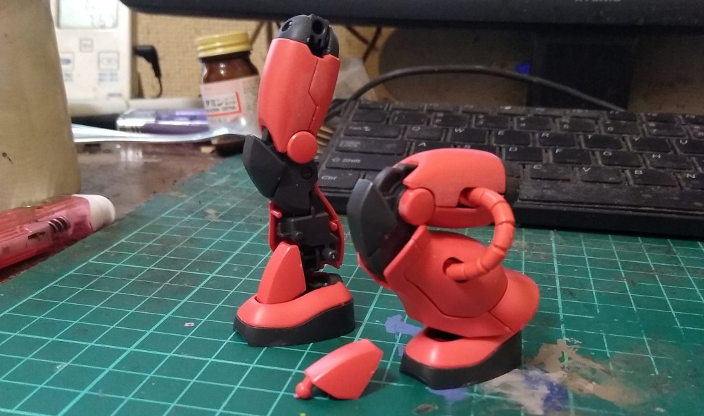 スネ当てをスポンと外すと結構沈みます。3枚目(バズーカ）の右脚はこの状態です。ただしはめ込みがキツめなので撮影中に折りました（汗）