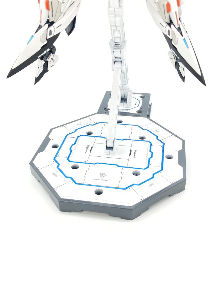 いつもは本体完成した後にベースが欲しくなって作るところを今回はベース制作も込みで。ただ塗分けただけですが付属ベースはディテールがかなり入っていてかっこいいので黒のままはもったいないと思います😉  適当にアクション