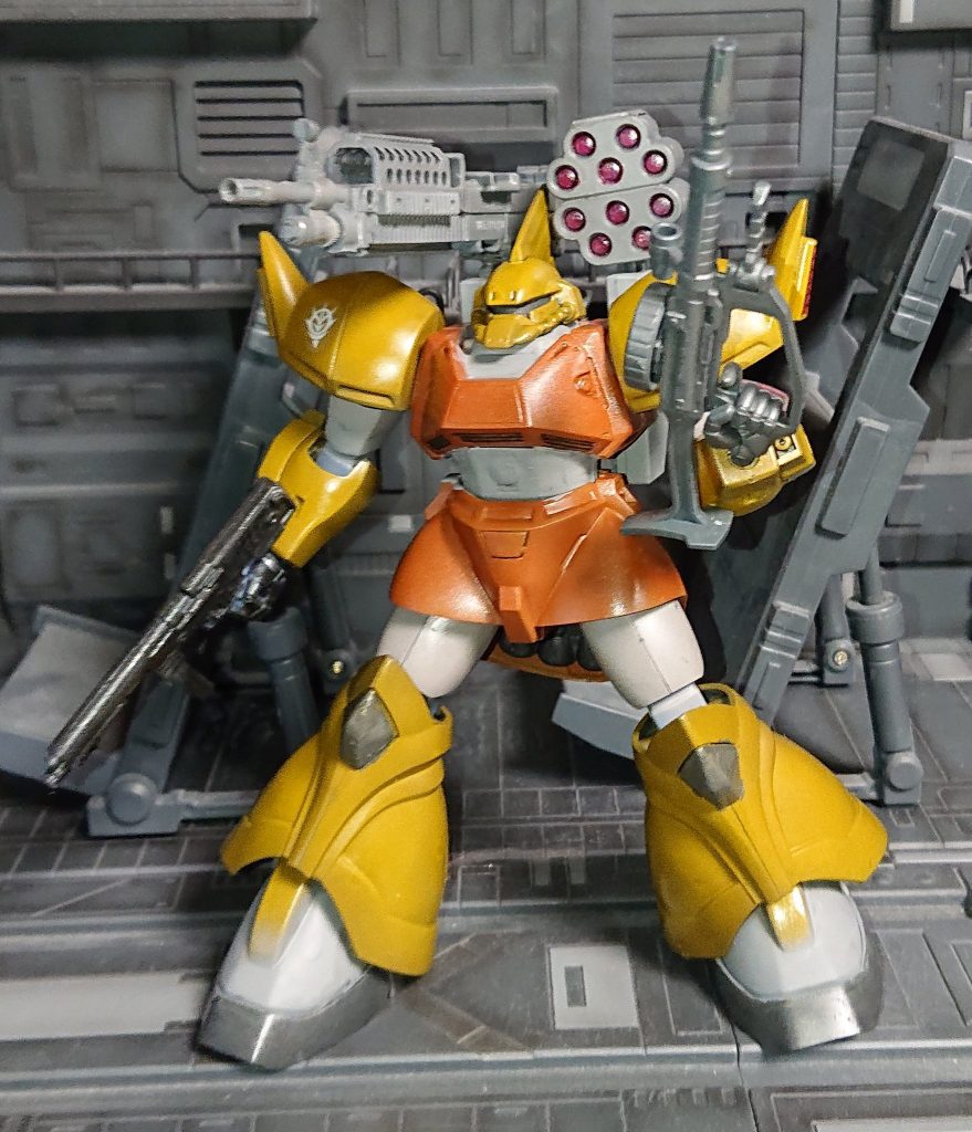 赤茶色ぽいオレンジとオレンジぽいカーキで余り見ないカラーリングに