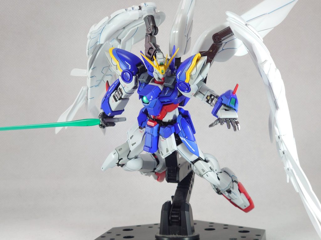 ビームサーベルを構えて可動範囲が広いのはいいですねー