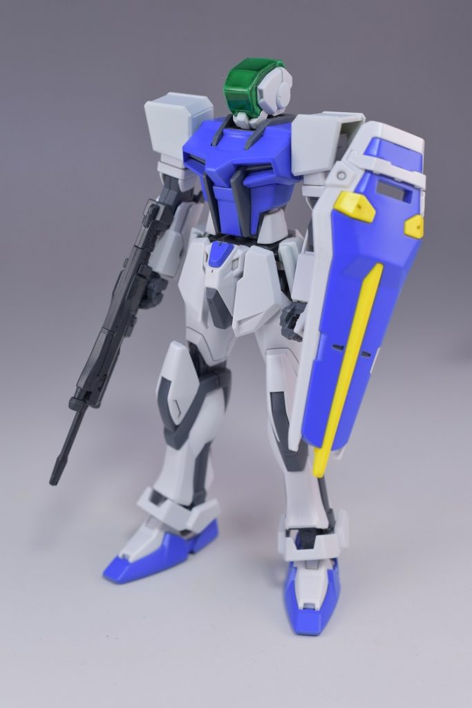 1体だけで撮影しました。初期武装はライフルのみで、オプションで専用カラーのシールド装備という感じです。