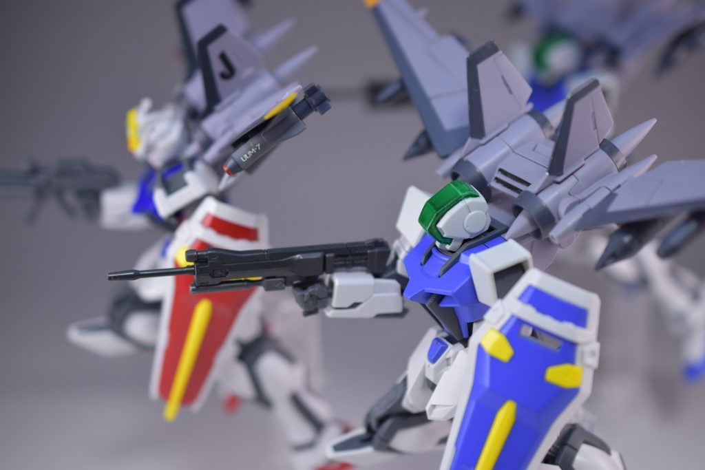 ストライクガンダムと複数ビットMSで編隊を組んでいる感じで撮影。ビットMSはやっぱ親機と複数ビットで並んでいる姿がいいですよね。最後までご覧いただきありがとうございました。