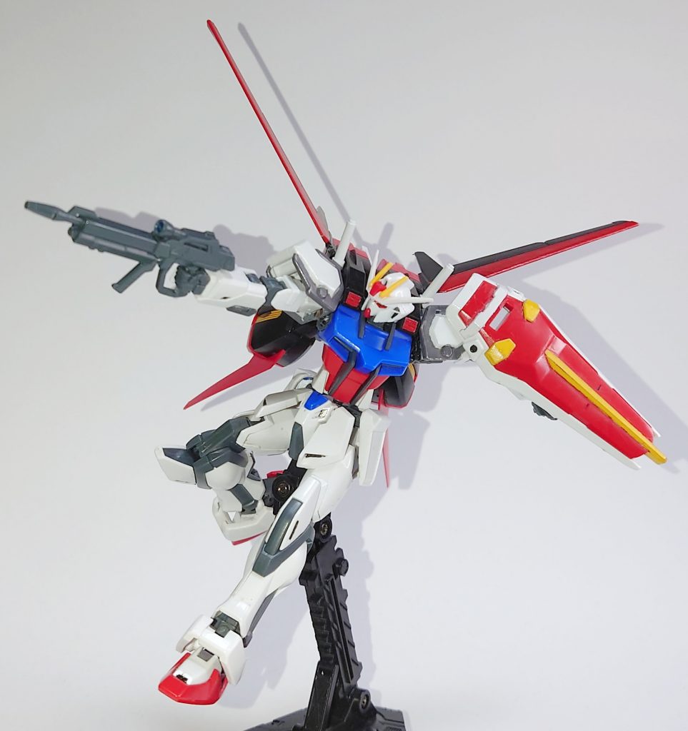 ライフルで射撃をするエールストライク。ライフルのグリップはHGSEEDのままではまともに持たせられないのでHGダブルオーのGNソードⅡのグリップ(閉じた状態)をHGBFの手首に合う太さに加工し取り付けています。