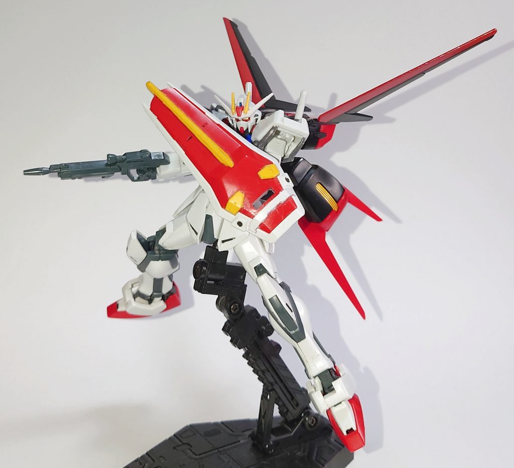 シールドを構えて。シールドはHGSEEDのものを部分塗装したもの。接続パーツはHGBFの肘パーツに取り付けられるように一部を削って軸を取り付けました。