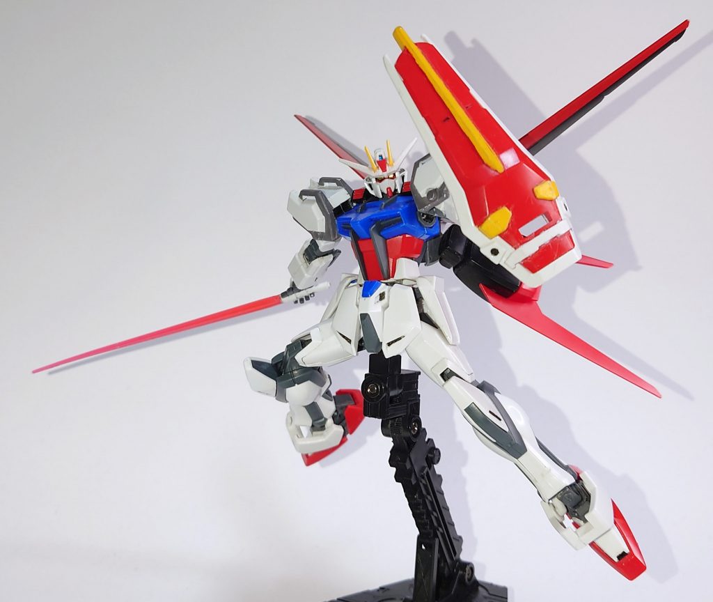 サーベル手首のビーム刃部分を切り落としクリアのものを接着して使用しています。もちろんストライカーについてるグリップに他のキットから持ってきたサーベルエフェクトをさして使うこともできます。