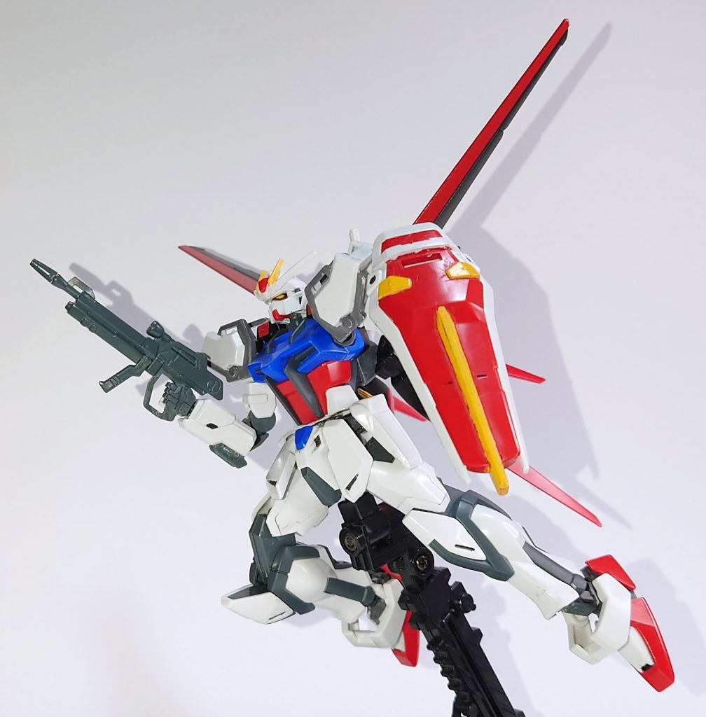 肘は肘関節の中央のパーツまではHGBF(歪み始めていた上にHGCE+EGストライクの制作上肘関節が余るので現在はそちらを使用)で、下の穴に適当なランナー棒を差し込み、隙間が空く部分には適当な円柱状ポリキャップを薄く切り出してはめ、そのままHGSEEDの腕パーツのポリキャップ取り付け穴にランナー棒をはめるように取り付けました。