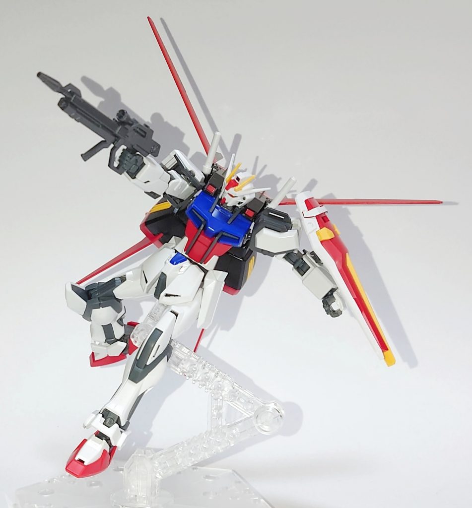 ビームライフル。写真では見えないですがスコープには他のキットのシールの余白を使用しています。