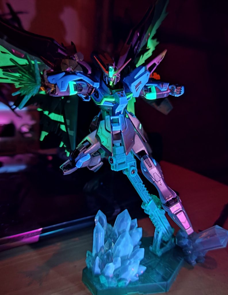 部屋を暗くしての発光テスト。