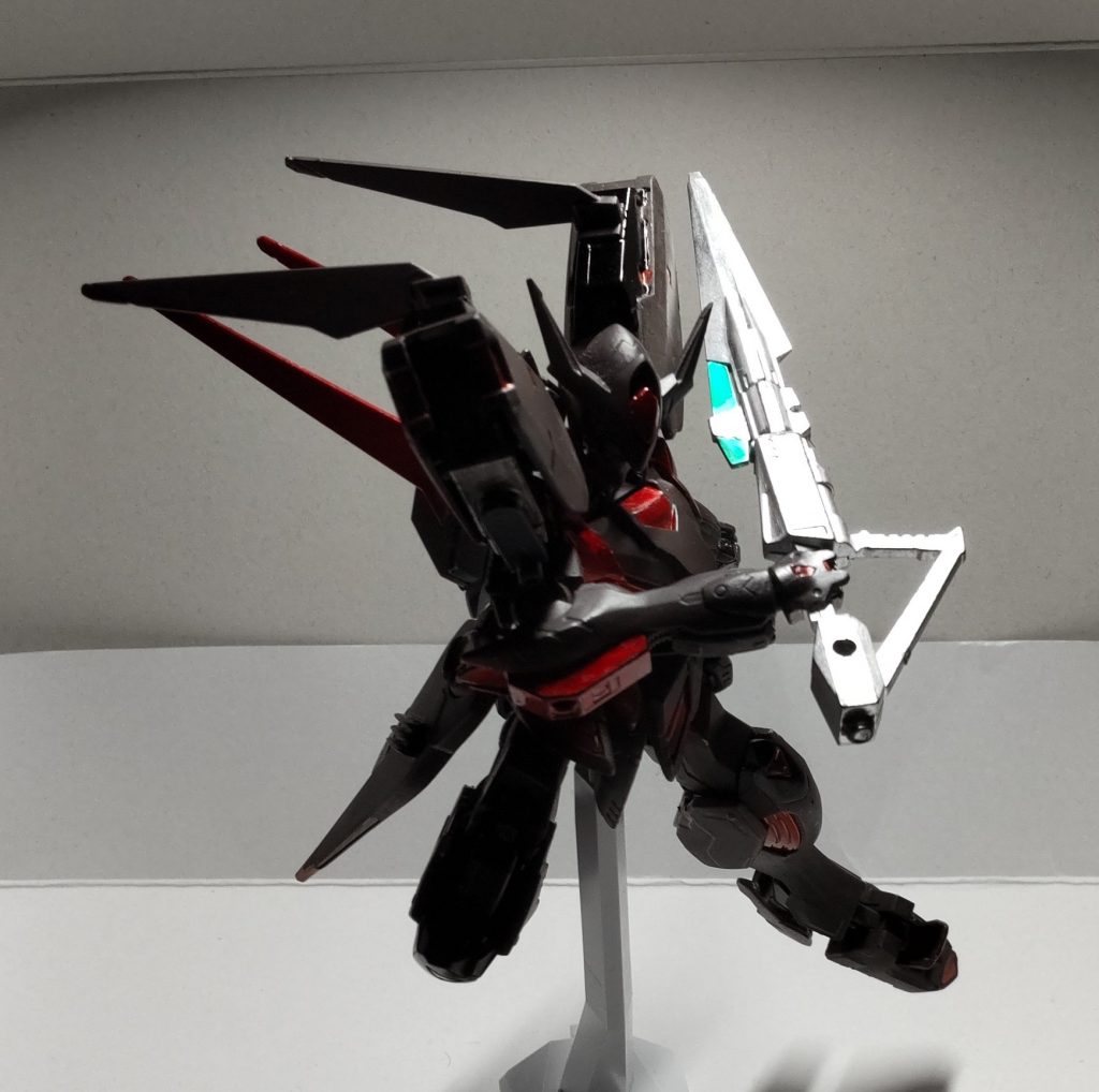 試作４式複合兵装杖＜フェイル・カーテナ＞見ての通りの銃剣型の複合兵装杖。射撃に重きを置いているため、近接戦闘用のブレードは小型にされており、切っ先さえもオミットされており、ブレードとしては最低限未満の能力しかない。