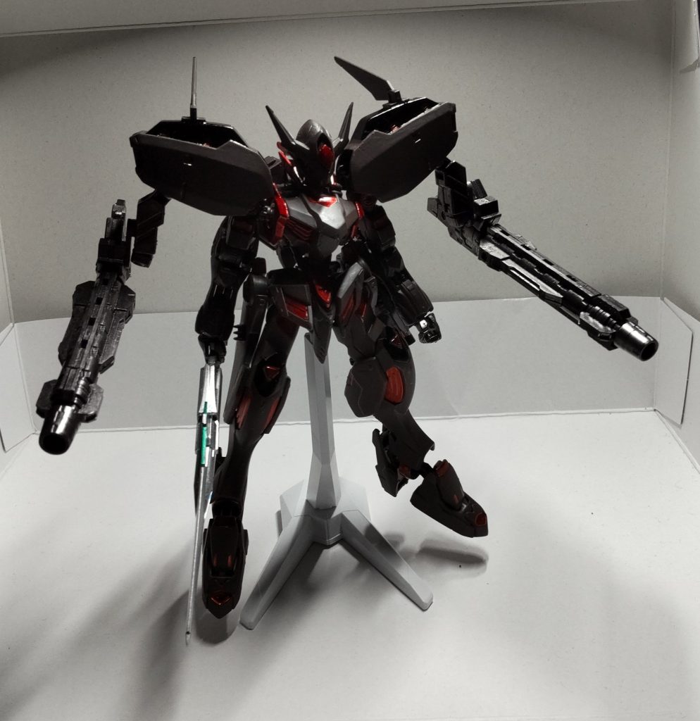 本機は＜八咫烏＞をベースにしているため胸部に2基の魔力炉を装備するという構造自体は似ているが脚部の増幅器が排除されているという点、起動時に必要とする魔力量の緩和等の所謂普通の魔術師を搭乗させるという思想のもと組み上げられている為、＜八咫烏＞と比べると多少取り扱いやすくはなっているが、かなり能力の高い魔術師でなければ起動すらままならない物となってしまっている。本機＜Canon of Tristan＞は現在鋭意開発が行われているため『Round's Knights』の４番機として設計された機体である。しかし、実戦配備されたのは本機が最初であり、現在1番機はパイロット変更のため改修中、2番機は建造中、3番機は専用パッケージの設計が遅れているため建造にすら至っていないという散々な状況であるのだが、本機は当初の予定通りの中距離支援型の機体として完成したのである。本機の魔術属性はパイロットである秋野陽人にあわせて『腐毒』であるが、八咫烏とは違い魔術機自体が魔術を行使するということは基本的には無く、本機の基本的な戦術としては2門の魔力砲＜ヒュドラ＞に腐毒の属性を纏わせ敵陣を凪払う遠距離での援護から＜フェイル・カーテナ＞のブレード部に属性を付与し近接戦闘を行う等のオールマイティな戦闘行動を可能としている。