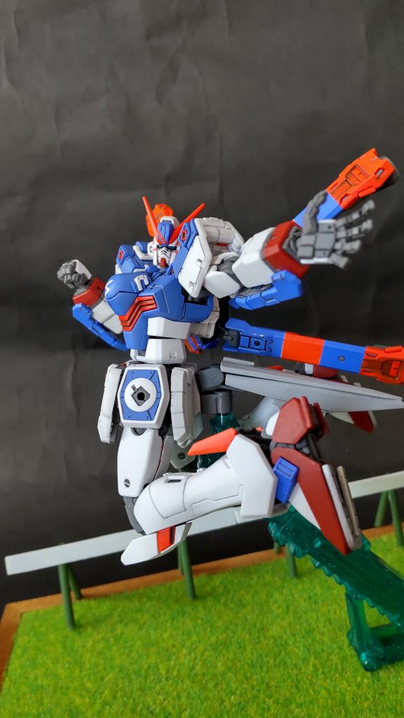 SSRサポートカードのポーズで。この写真のベースは百均の小物入れとかを使って、アクションベースを埋め込む形で作りました。埒(ラチ)(柵をこう呼ぶようです)もプラバンとランナーで適当に作りました。