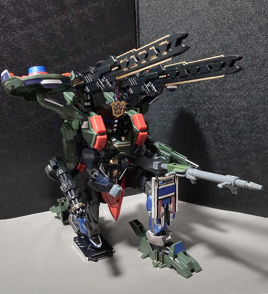 膝立ちポーズをすることで、ニーシールドがランチャーを支える支柱になるという小技もあります。