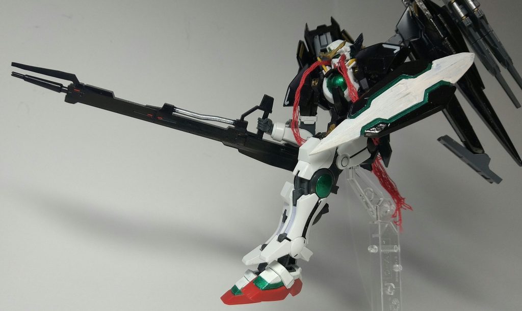 GNメガビームランチャーZⅡのメガビームライフルが参考にされた大火力兵装。最大出力はメガバズーカランチャーを超えるが、GN粒子消費量が大きい。 エクシアは今のガンプラと比べると可動範囲が狭いので少し関節をいじってます。当時としては可動範囲が広かったほうだったんですけどね~。ちなみに粒子供給コードは刺繍糸で再現しています。ヴァーチェから換装するわけじゃないから必要ないか…? 最後に写真を何枚か。