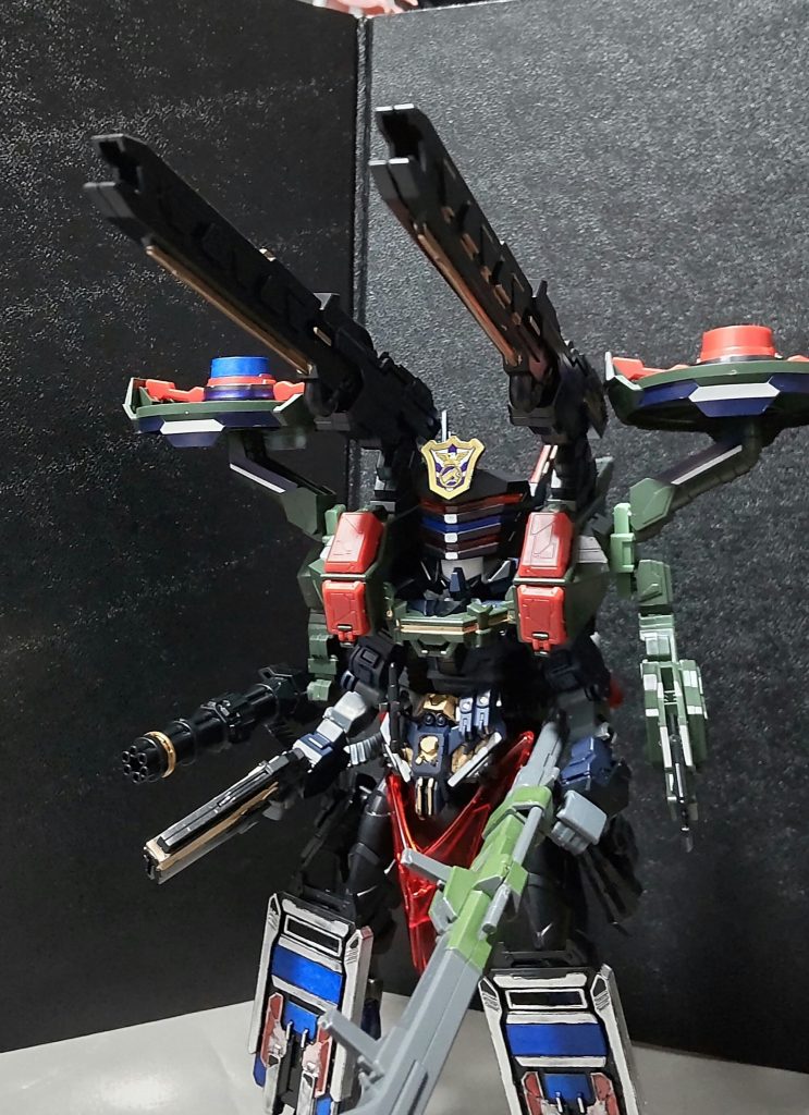 ○ジャスティス・レールガン肩部の両側に取り付けられた大型のレールガン。全エネルギーを集中させて放つ一発は強力で、暴走していた悟空インパルスを動けなくさせるほどである。