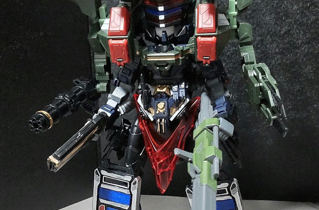 ○ガトリング砲（右）＆大型クロー（左）左右に取り付けられた武装でガトリング砲の威力はマグナムより強い。大型クローアームは近接時に使われるが、本機は基本遠距離主体な為まず使われないが、クロー展開時に限りエネルギー砲を放つことも可能となっている。