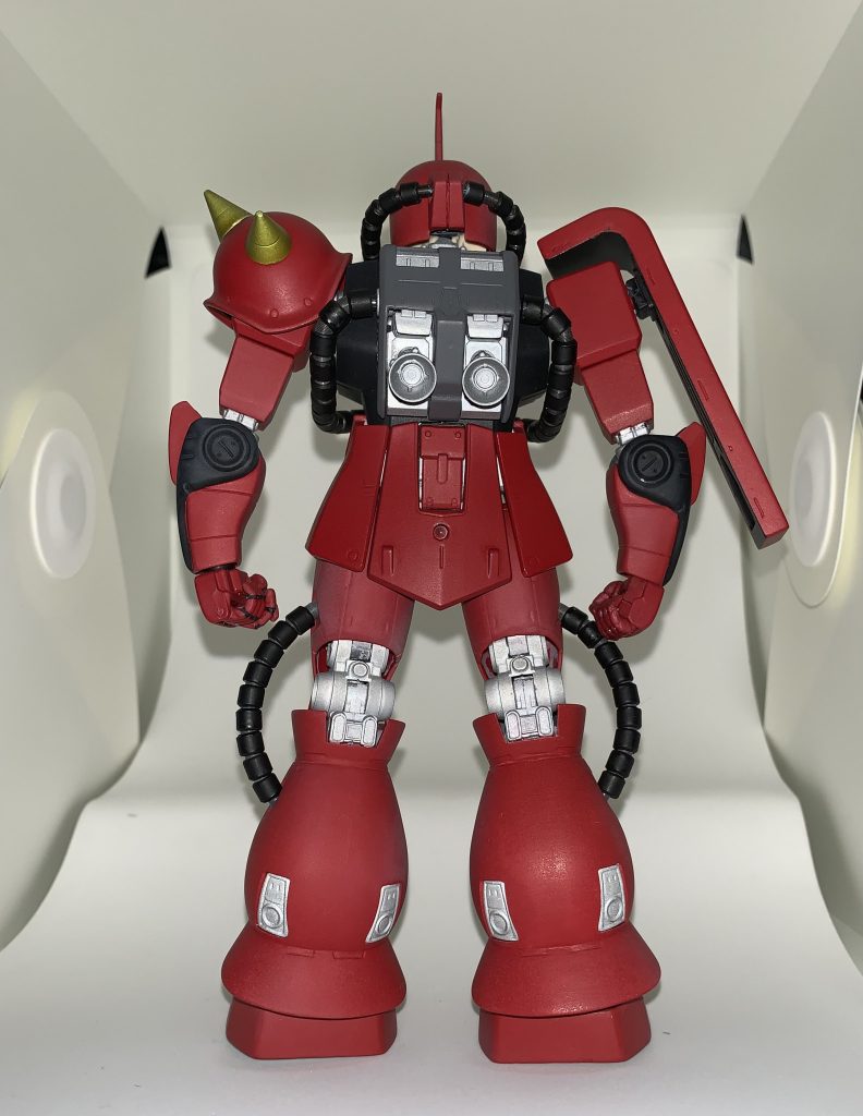 まだ別売りデカールが充実していない頃なので、エンブレムをはじめ各部のマーキングは無しです。デカールも手に入りにくい状況なので、いつかは貼ってみたいです。初期のMGですが、こんなにポーズ付けに苦労するほど動かなかったっけ? とガンプラ商品の進化を感じてみたり。専用機カラーでプレミア感を出そうとフレームとスカート裏などをシルバーで塗装してますが、見直してみると主張が強い印象。おまけに缶スプレーでの艶消しクリアー塗装に失敗、白化してますね。ありがとうございました。