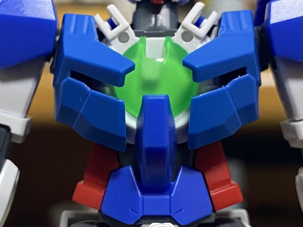 胸部にはSDCSアースリィガンダムのアースアーマーを使用。