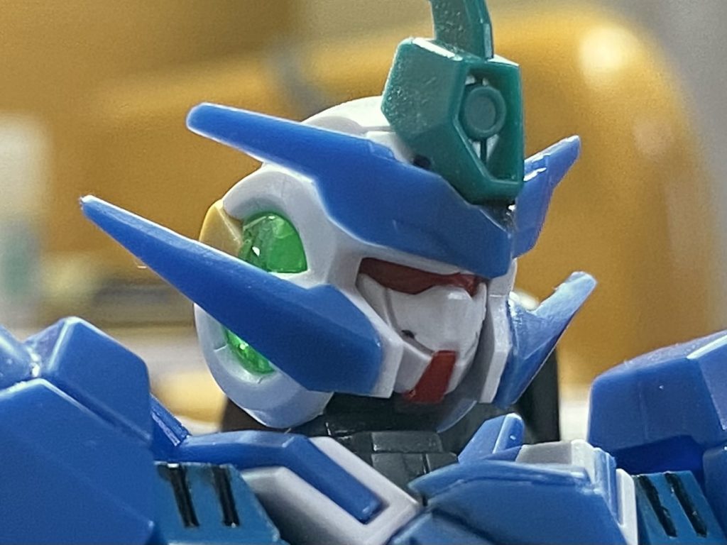 首部はライトニングZガンダムから流用しています。頬にはアメイジングエクシアの胸部のパーツを加工したものを接着しました。