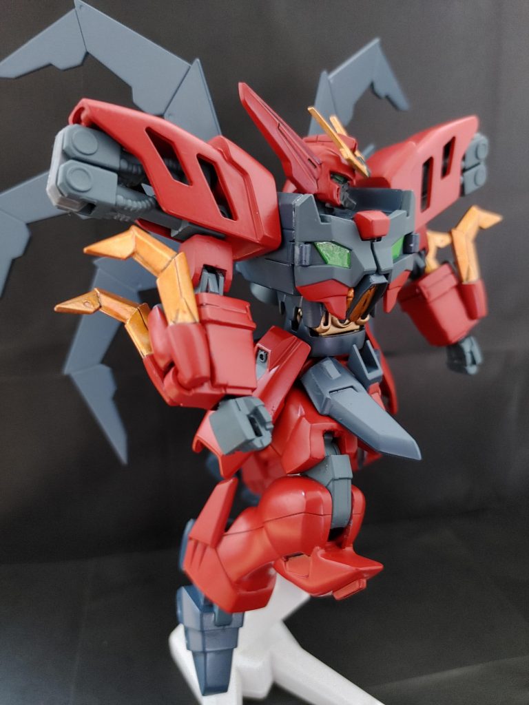 ↓下半身の改造箇所↓・ガンダムXの腰パーツを丸ごと採用しました。それに合わせてリアアーマーとフロントアーマーを加工しています・股関節のボールジョイントに合うよう太もも側にもポリキャップを埋め込みました・ガンダムXの膝関節を移植しました(写真にもある通りそこそこ曲がります)・足首にHGクロスボーンガンダムのボールジョイントを使用しました。改造箇所は以上ですね。頭、バックパック、伸びる腕、クローはそのまんま使用しました。伸びる腕は改造したかったのですがアイデアが浮かばず諦めたところです…