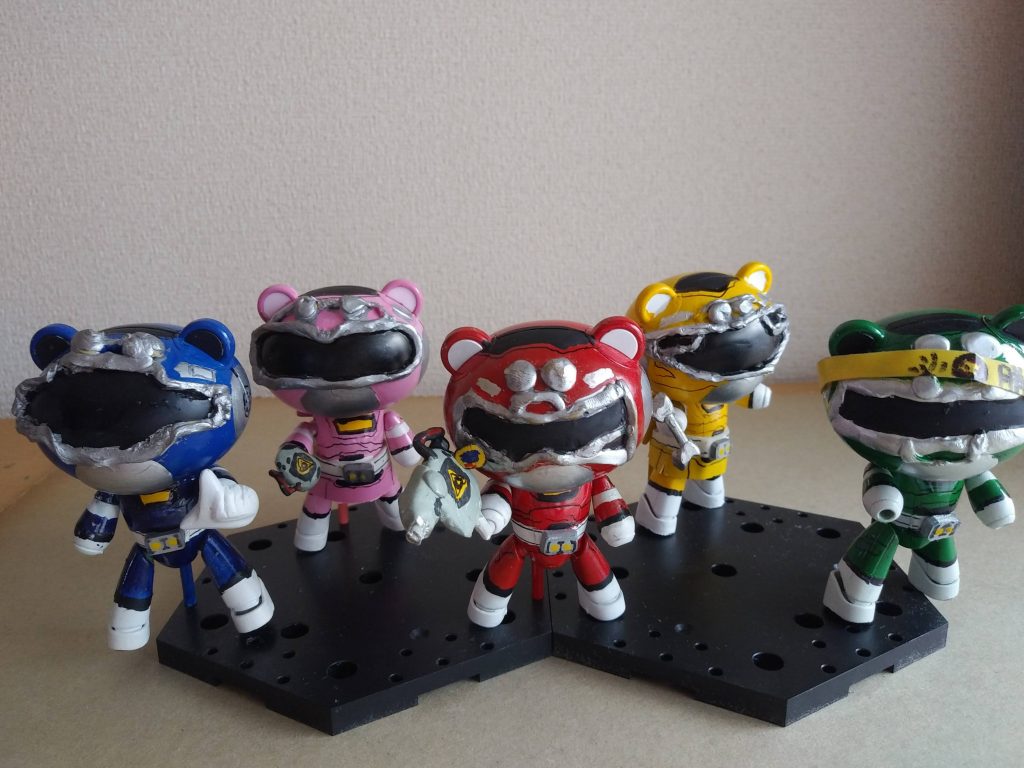 オプションパーツ(^ω^)左から、ブルーレーサー名乗り用右手、カーナビック、ナビックショット、#44登場菜摘愛用スパナ、#40登場某在阪球団ハチマキハチマキはマスキングテープ製。あとは、いつも通り(^_^;)