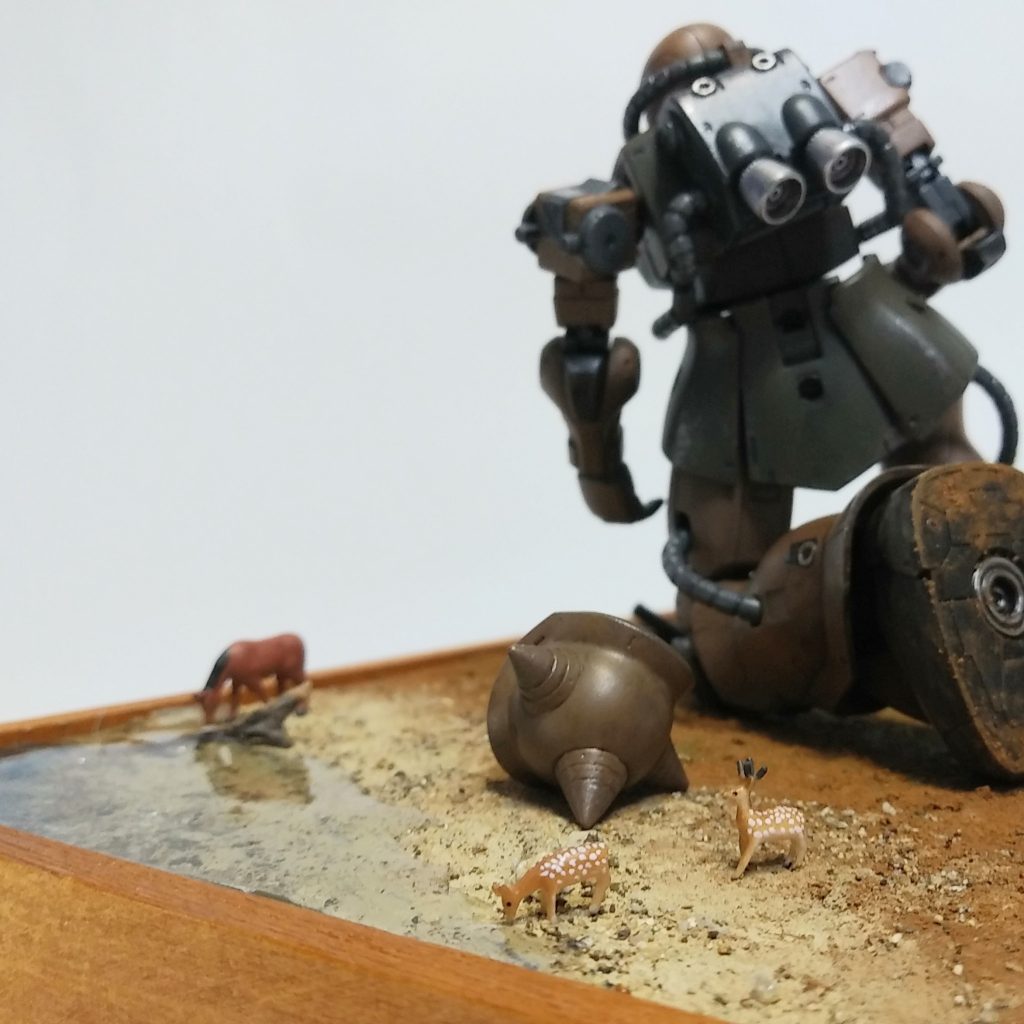 鹿さんは水辺の砂と色が似てしまい、目立たないですね。