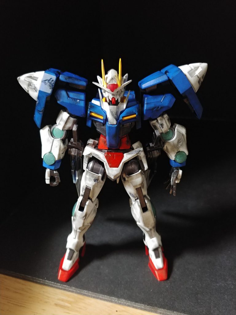 ダメージ加工して頭と胸のアンテナをシャープにしてガンダムマーカーのエアブラシで塗装してすす汚れまでしたところです。