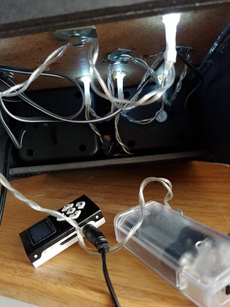 土台の下にMP3と見えにくいですがスピーカーを仕込んでます。もちろん流す音楽は伊藤由奈さんの『trust you』です🙌次のガンプラ制作しながら聞いてます。