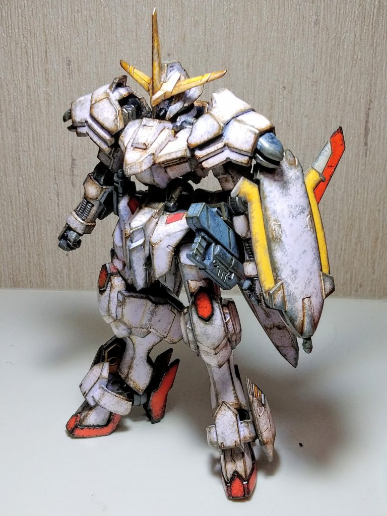 関節や肩先の黒いパーツは古びた感じとなるよう工夫してみました。装甲は、作り始めた当初は艶消しを吹きかけて艶を無くそうと思っていました。オルフェンズの設定でビーム兵器の無効化が施されていると知り、錆びた金属というよりは何か特殊な鉱物をイメージして光沢を残しました。