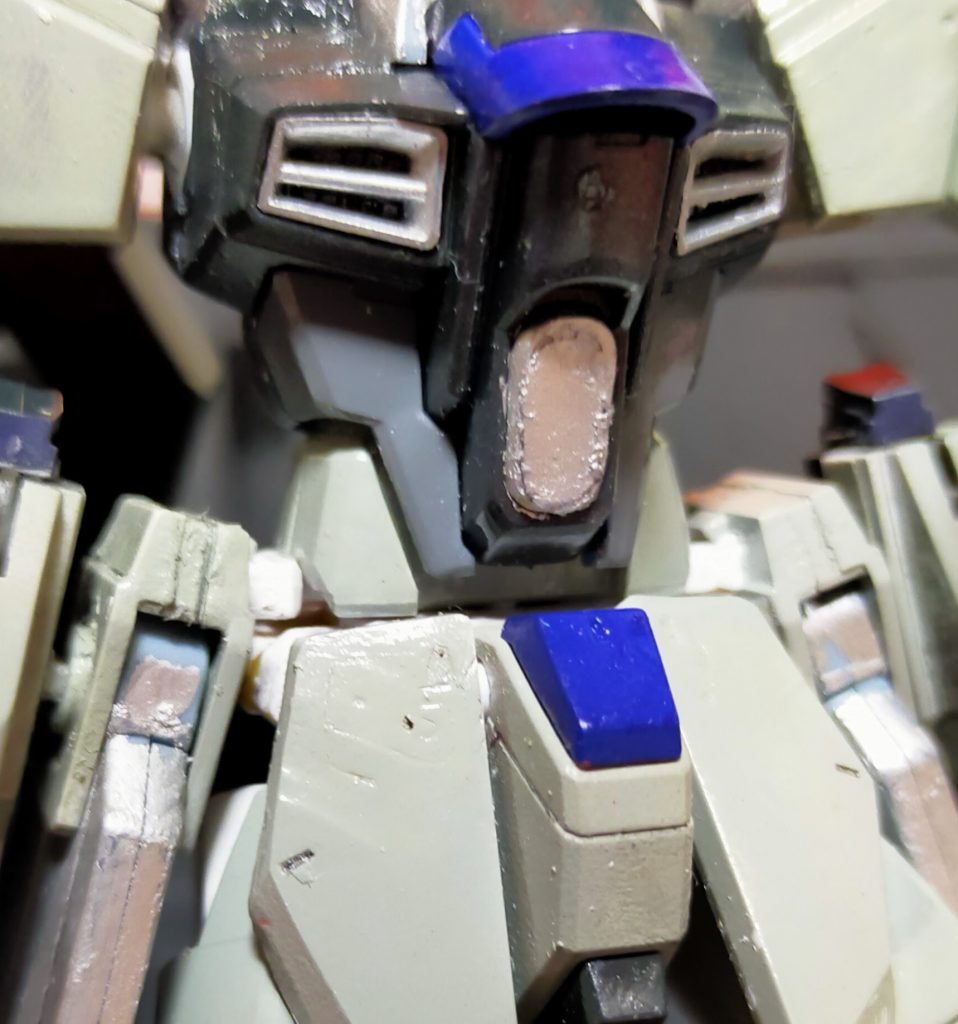 カリドゥス複相ビーム砲はコスト面でオミット。他肩部、脚部のダクト等のオミット箇所あり。