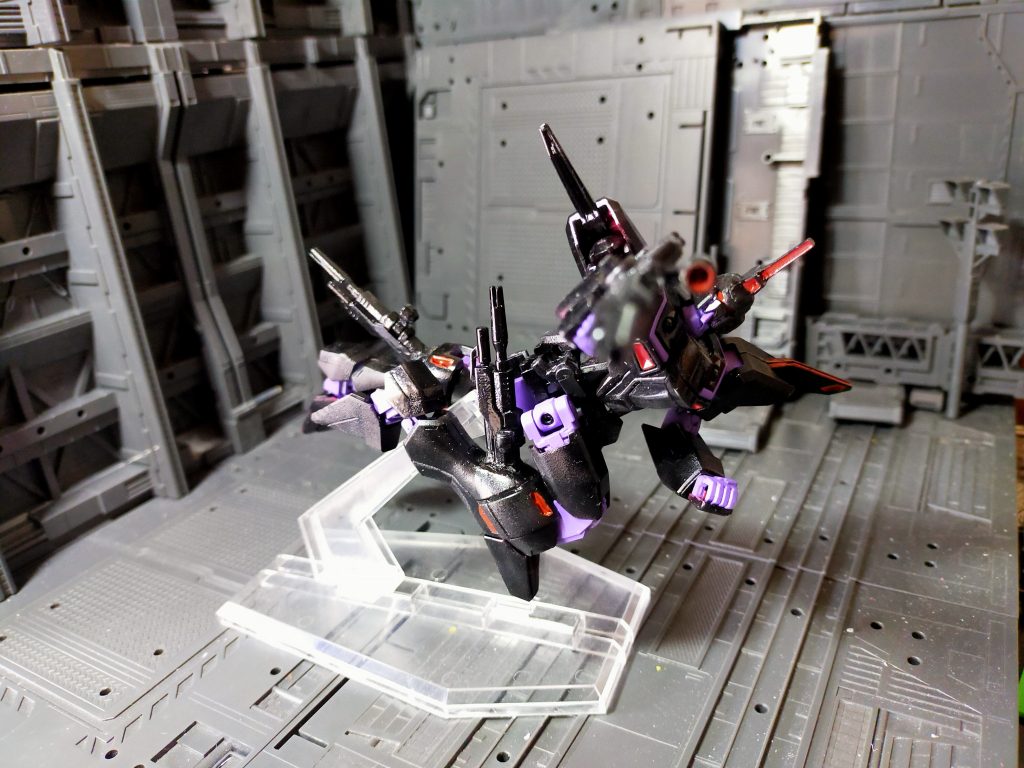 本機は機動性と隠密性を生かした戦闘を得意とするMS。その為、腰部装甲はオミット。カラーは黒である。