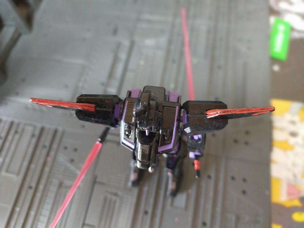 肩部はミラージュコロイド発生源となっている。敵地に潜んで機会が来たら奇襲する模様。